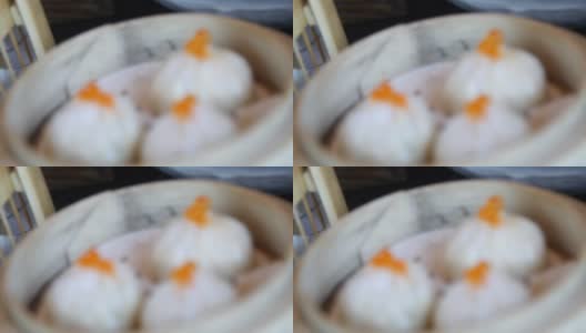 中式点心放在圆形的竹蒸笼里。新鲜的鲑鱼蛋。高清在线视频素材下载