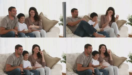 全家人一起在客厅看电视高清在线视频素材下载
