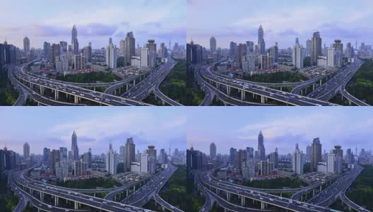 与现代城市天际线的高架道路交汇处的时间流逝高清在线视频素材下载