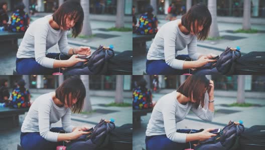 一名女子在香港街头使用智能手机高清在线视频素材下载
