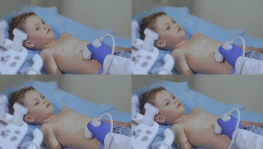医生用超声波检查小男孩的腹部高清在线视频素材下载