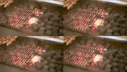 沙嗲肉和鸡肉在热炭上烤高清在线视频素材下载