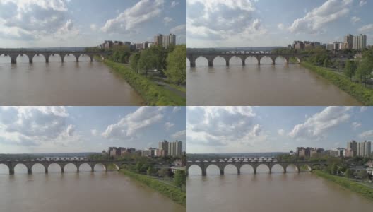 历史悠久的胡桃街铁路桥，市场街桥，以及其他横跨萨斯奎哈纳河的桥梁，在宾夕法尼亚州哈里斯堡市中心的远处可以看到。带有平移和上升摄像机运动的无人机拍摄的航拍视频。高清在线视频素材下载