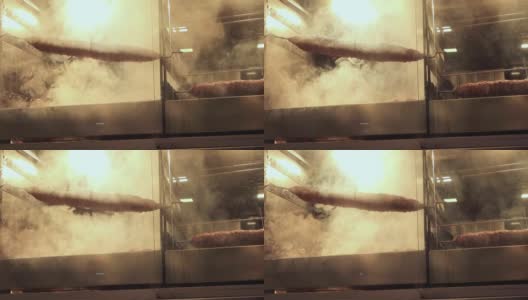 Kokorec (kokorech)在燃烧的煤上烘烤。传统的土耳其食物kokorec烧烤烹饪。土耳其的街头食品。高清在线视频素材下载