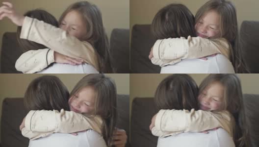 睡醒了穿着睡衣的小女孩快乐地拥抱她的妈妈高清在线视频素材下载