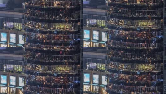 空中俯瞰迪拜滨海步道与餐厅从摩天大楼夜间时光流逝，阿拉伯联合酋长国高清在线视频素材下载
