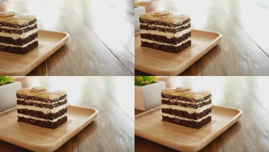 木盘子上的巧克力蛋糕高清在线视频素材下载