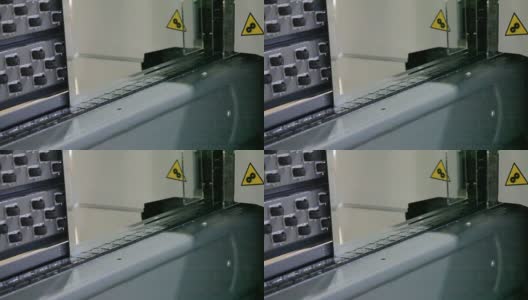 在机器上切割玻璃高清在线视频素材下载