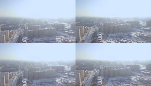 现代住宅建筑在冬季城市的无人机视图。城市基础设施的现代化城镇和道路，为汽车交通鸟瞰高清在线视频素材下载