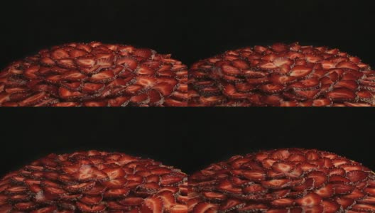 许多美味的红草莓在蛋糕块，缓慢逆时针旋转在黑色的背景高清在线视频素材下载