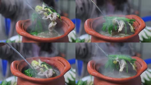 女孩的手秀泰式火锅里的猪肉和蔬菜混搭(Jim Jum)高清在线视频素材下载