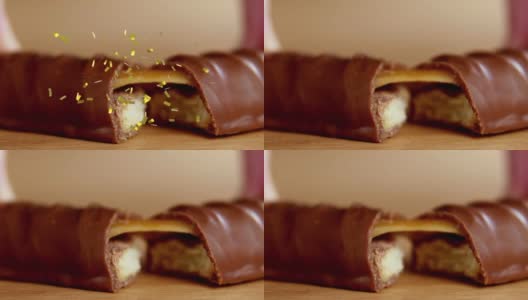 金色五彩纸屑飘落碎饼干和焦糖巧克力棒的动画高清在线视频素材下载