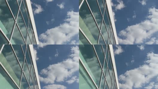 晴空万里，云朵映照在玻璃工业建筑上高清在线视频素材下载
