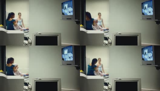 人与电缆连接到计算机-脑电图研究高清在线视频素材下载