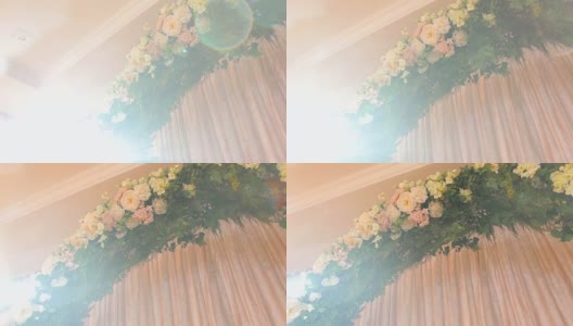 婚礼拱门与鲜花和灿烂的阳光。高清在线视频素材下载