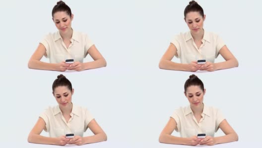 年轻女子在办公桌前发短信高清在线视频素材下载
