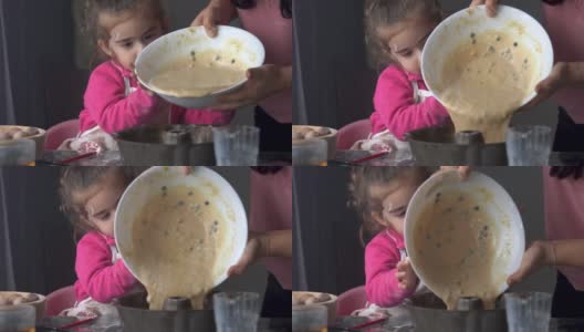 小女孩和妈妈在厨房做饭的4K视频高清在线视频素材下载