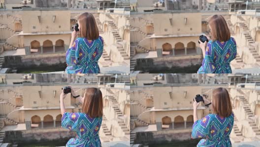 亚洲女人在印度拉贾斯坦邦旅行和拍摄阶梯井的慢镜头高清在线视频素材下载
