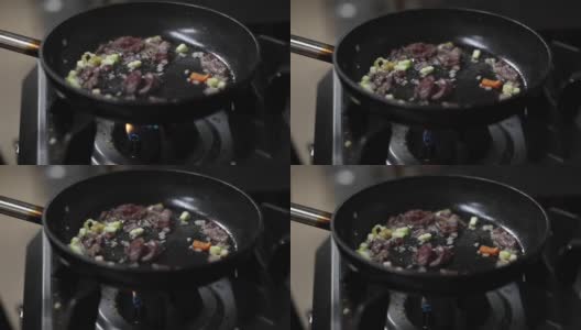 在厨房的煎锅里煎肉和蔬菜高清在线视频素材下载