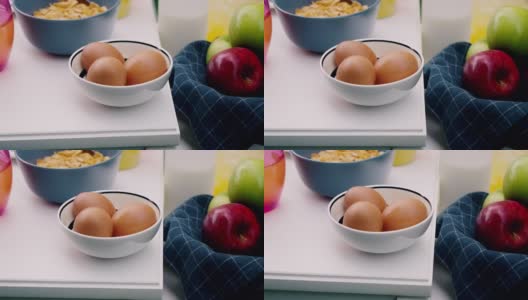 在家庭户外花园的早餐桌上煮鸡蛋的特写。高清在线视频素材下载