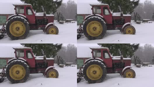 农场里的老式复古拖拉机上有雪，冬天下雪高清在线视频素材下载