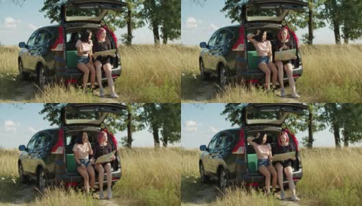 女性用地图寻找方向的汽车旅行高清在线视频素材下载