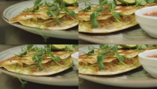 厨师用虾烹制墨西哥油炸玉米饼，传统的墨西哥食物高清在线视频素材下载