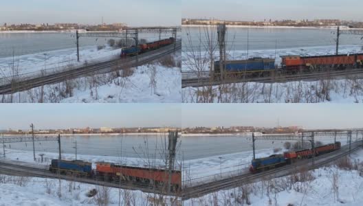 一列小火车沿着伊尔库茨克的安加拉河行驶。高清在线视频素材下载