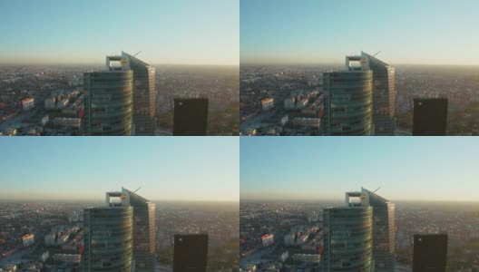 Cuatro Torres商业摩天大楼顶部的俯瞰图。现代建筑高耸于城镇发展之上。黄金小时现场高清在线视频素材下载