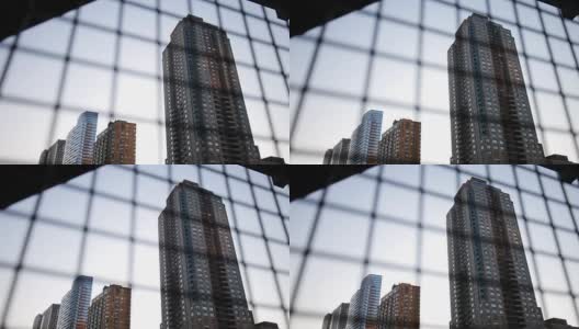日落时的建筑物穿过栅栏高清在线视频素材下载