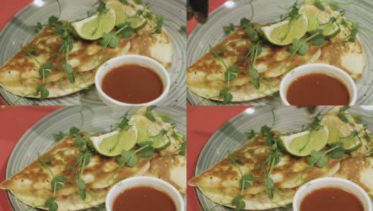 厨师用虾烹制墨西哥油炸玉米饼，传统的墨西哥食物高清在线视频素材下载