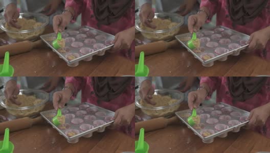 上角马来西亚马来人的兄弟姐妹成年子女帮助母亲在厨房烘焙准备家庭庆祝开斋节高清在线视频素材下载