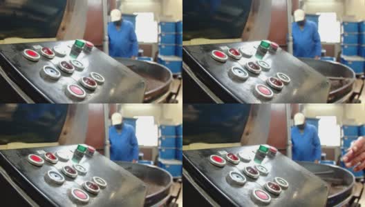 男子手按咖啡烘焙机的按钮高清在线视频素材下载