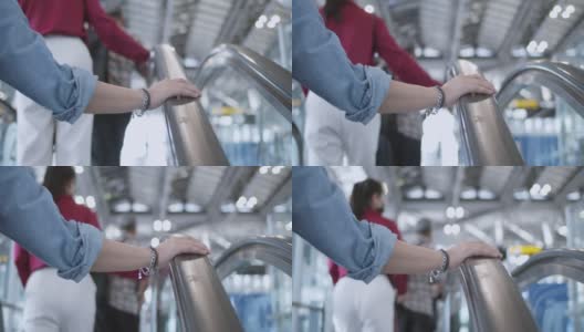 机场一名女子右手扶着自动扶梯扶手高清在线视频素材下载