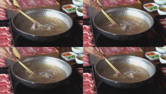 慢镜头:涮锅煮涮锅素喜和牛肉。高清在线视频素材下载