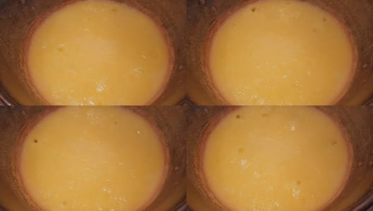 用铜锅煮黄玉米粥。意大利北部的典型食物高清在线视频素材下载