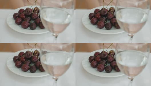 鲜红的成熟的甜樱桃放在白色的盘子里高清在线视频素材下载