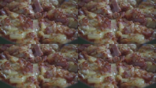 纸盒子上的披萨火腿奶酪特写。高清在线视频素材下载