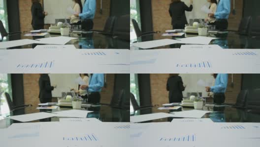 商务会议和头脑风暴与纸图表分析，摄影从右向左拍摄高清在线视频素材下载