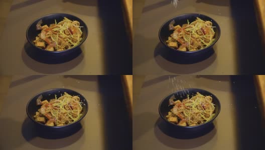 厨师在碗里加入青豆和芝麻作为炸味噌汤的原料高清在线视频素材下载
