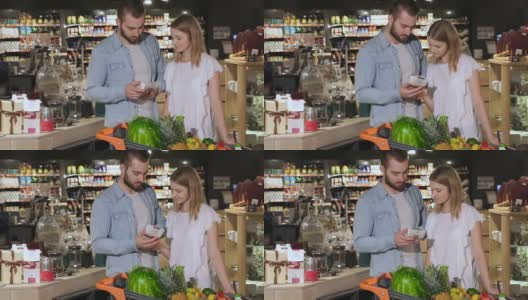 一对夫妇在超级市场挑选茶叶高清在线视频素材下载