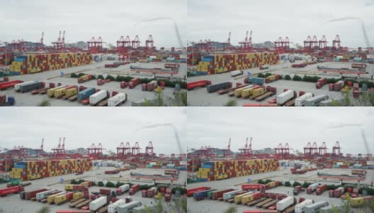 船厂集装箱货轮、货机与工作吊桥的物流运输高清在线视频素材下载