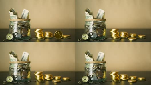 把钱放在罐子里。象征着投资、保值的理念。收集现金纸钞，装在玻璃罐中作为钱箱高清在线视频素材下载