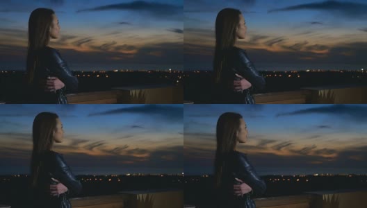 漂亮的黑发女子欣赏美丽的傍晚天空高清在线视频素材下载