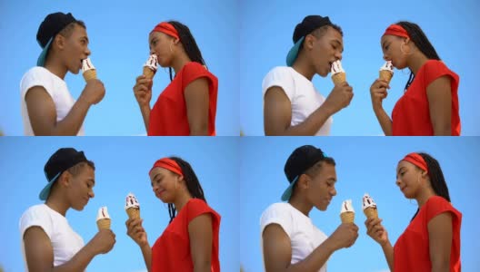 两名混血青少年正在大吃特吃甜筒冰淇淋高清在线视频素材下载