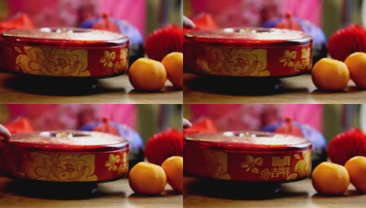 装有橘子和其他春节装饰品的旋转糖果托盘高清在线视频素材下载