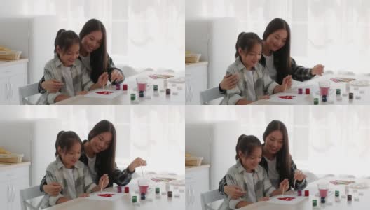 快乐的亚洲妈妈和小女儿在家里一起画画高清在线视频素材下载