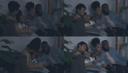 非裔美国家庭在家里一起看电视高清在线视频素材下载