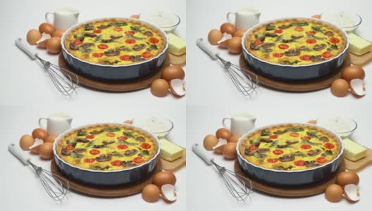 陶瓷烤制的自制乳蛋饼，鸡蛋和奶油高清在线视频素材下载