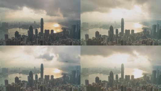 4K时间跨度宽拍摄高角度鸟瞰摩天大楼城市景观建筑行业业务金融大厦大厦和水运输物流在多云大雾的早晨日出从维多利亚峰，香港，中国。高清在线视频素材下载